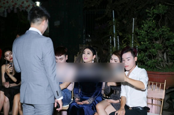 Lâm Khánh Chi diện áo dài nhung xanh dịu dàng, tất bật chuẩn bị cho hôn lễ ngày mai